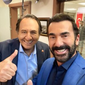 İlker İnanoğlu Instagram - ÇOK GÜZEL BİR ÇİFT OLDUK BİZ YAAAA  @ozozan @ozanyurdakul 🤣🤣🤣 WHAT A GREAT COUPLE 🤣🧿❤️🙏🎬👮‍♀️🇹🇷🎥🎭 @arkasokaklarofficial @kanald #arkasokaklar @erenlale 🙏❤️ #dizi #tv #film #producer #production @erler.film #istanbul #losangeles #miami #london #newyork