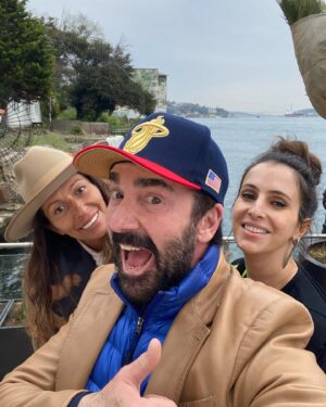 İlker İnanoğlu Instagram - BENİM CANLARIM ❤️🧿🙏MY LOVES @goli.samii and NURDANN #sevgi #huzur #mavi #bosphorus #kanlıca #success #health #sağlık #wealth #başarı #producer #production #istanbul #losangeles #miami #london #newyork