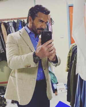 İlker İnanoğlu Instagram - AYNA BİRAZ KİRLİ VE LEKELİ İDARE EDİN İŞTE 🤣🤣🤣❤️❤️❤️🧿🧿🧿THE MIRROR WAS KIND OF DIRTY BUT I STILL LIKE THE PHOTO 🎭🚀🎬🎥