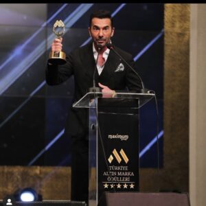 İlker İnanoğlu Instagram - BENİ EN İYİ OYUNCU ODÜLÜNE LAYIK GÖRDÜĞÜNÜZ İÇİN ÇOK TEŞEKKÜRLER @altinmarkaodulleri #maximumgroup @nedimdelibas  BEST ACTOR AWARD 🙏🧿❤️🎬🎭🎥🚀 #arkasokaklar @arkasokaklarofficial #istanbul @kanald #dizi #film #production #producer #sevgi #saglık #başarı #success #health #wealth #love #life