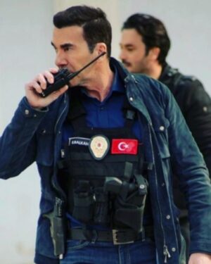 İlker İnanoğlu Instagram - Bu fotoğrafı çok seviyorum 😊Love this photo #arkasokaklar @arkasokaklarofficial #film #tv #series #istanbul