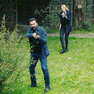 İlker İnanoğlu Instagram - ARKAM HERZAMAN SAĞLAM @oyaokar 🙏❤️🧿 SHE ALWAYS HAS MY BACK FROM THIS WEEKS EPISODE @arkasokaklarofficial #arkasokaklar #dizi @kanald #istanbul #tv #film #production #producer #losangeles #miami #newyork #success #wealth #health #love #life @giovanegentileofficial @serkanaydin_sacekimi