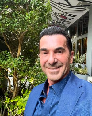 İlker İnanoğlu Instagram - Güzel Bir Gün Herkese Kuçak Dolusu Sevgiler 🙏❤️👋ONE FINE DAY #miami #istanbul #producer #production #film #tv #love #life #health #wealth #success #peace