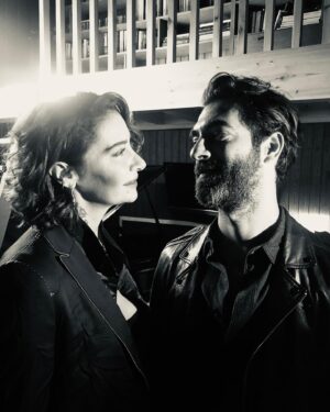 İlker Kaleli Instagram - Mutfakta bir köşe, kışlardan bir gündü. Sofra sıcak, muhabbet sekti. 
İlk defa ne zaman döküldük dile bilmiyorum ama uzunca demlendi mırıldanmalarla bu hatıra aramızda. 

Buradan bakınca, 8-9 yaşlarında başlamış seslere hayal kurmalar, bazen rastgele bir mekanın yorgun bir köşesinde, terkedilmiş bir piyanonun başında, bazen bir rolün içinde avaz avaz sahnede. Bazen gözden düşmüş eşyaların arasında rastgele bulunmuş bir gitarla mırıldanarak, bazen de bir dost sahnesinde içimden geldiğince.  Çok zaman gelip geçti böyle. 
Hayaller hep çoktu, rüya tek başına. 

Muhteşem sesinle anlattığın hikaye, güzel kalbinle kattığın anlamla, bir rüya bu kadar zamansız olurdu. Birlikte aldığımız yolun keyfi yanımda, bu hatırayı beraber hayata salıvermenin mutluluğuyla…
Alkışların en büyüğü sana sevgilim. 

Emeği geçen, destek ve varlığıyla güç veren tüm müzisyen dostlara… 
Sonsuz teşekkürler. 
Gönlünüze sağlık.