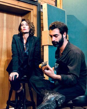 İlker Kaleli Instagram - Mutfakta bir köşe, kışlardan bir gündü. Sofra sıcak, muhabbet sekti. 
İlk defa ne zaman döküldük dile bilmiyorum ama uzunca demlendi mırıldanmalarla bu hatıra aramızda. 

Buradan bakınca, 8-9 yaşlarında başlamış seslere hayal kurmalar, bazen rastgele bir mekanın yorgun bir köşesinde, terkedilmiş bir piyanonun başında, bazen bir rolün içinde avaz avaz sahnede. Bazen gözden düşmüş eşyaların arasında rastgele bulunmuş bir gitarla mırıldanarak, bazen de bir dost sahnesinde içimden geldiğince.  Çok zaman gelip geçti böyle. 
Hayaller hep çoktu, rüya tek başına. 

Muhteşem sesinle anlattığın hikaye, güzel kalbinle kattığın anlamla, bir rüya bu kadar zamansız olurdu. Birlikte aldığımız yolun keyfi yanımda, bu hatırayı beraber hayata salıvermenin mutluluğuyla…
Alkışların en büyüğü sana sevgilim. 

Emeği geçen, destek ve varlığıyla güç veren tüm müzisyen dostlara… 
Sonsuz teşekkürler. 
Gönlünüze sağlık.