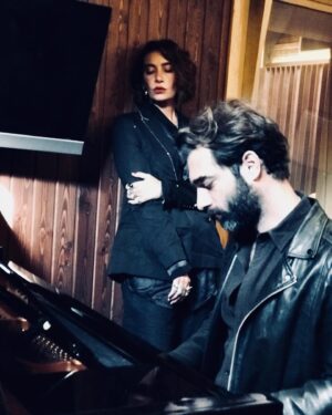 İlker Kaleli Instagram - Mutfakta bir köşe, kışlardan bir gündü. Sofra sıcak, muhabbet sekti. 
İlk defa ne zaman döküldük dile bilmiyorum ama uzunca demlendi mırıldanmalarla bu hatıra aramızda. 

Buradan bakınca, 8-9 yaşlarında başlamış seslere hayal kurmalar, bazen rastgele bir mekanın yorgun bir köşesinde, terkedilmiş bir piyanonun başında, bazen bir rolün içinde avaz avaz sahnede. Bazen gözden düşmüş eşyaların arasında rastgele bulunmuş bir gitarla mırıldanarak, bazen de bir dost sahnesinde içimden geldiğince.  Çok zaman gelip geçti böyle. 
Hayaller hep çoktu, rüya tek başına. 

Muhteşem sesinle anlattığın hikaye, güzel kalbinle kattığın anlamla, bir rüya bu kadar zamansız olurdu. Birlikte aldığımız yolun keyfi yanımda, bu hatırayı beraber hayata salıvermenin mutluluğuyla…
Alkışların en büyüğü sana sevgilim. 

Emeği geçen, destek ve varlığıyla güç veren tüm müzisyen dostlara… 
Sonsuz teşekkürler. 
Gönlünüze sağlık.