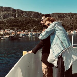 İlker Kaleli Instagram - Hayat bir tane. 
Yolları, alkışları ve yokuşlarıyla. 
Durup bakmak bir tek seninle. 

Zaman hep gülsün yüzüne benim canım. 
Doğumgünün kutlu olsun.