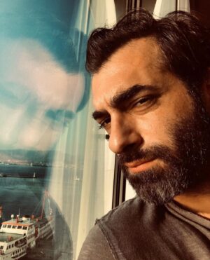 İlker Kaleli Instagram - Bayramlaştık. 
Napıyosun dedim, 
İyi bildiğin gibi dedi. 
İyi dedim. 
Durduk öyle biraz daha…
Kolaylıklar dileyip ayrıldım. 
Cumhuriyet güzel şey.