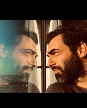 İlker Kaleli Instagram - Bayramlaştık. 
Napıyosun dedim, 
İyi bildiğin gibi dedi. 
İyi dedim. 
Durduk öyle biraz daha…
Kolaylıklar dileyip ayrıldım. 
Cumhuriyet güzel şey.