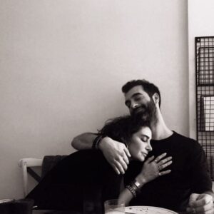 İlker Kaleli Instagram - Gelirmiş... Bazen biri gelirmiş kalbin en kıymet köşesine... Bilmediğim, canımdan can bir yere... 
@silagencoglu