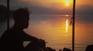 İlker Kaleli Instagram - Olup bitiyor, akıp giderken her şey.
