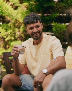 İlker Kızmaz Instagram - Yazar eşim,ben ve ayakları pazar kahvelerimizi yudumlarken..