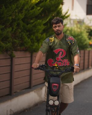 İlker Kızmaz Instagram - Günaydın ben İlker bu da benim scooter’ım @ecovoltscooters . 

#reklam