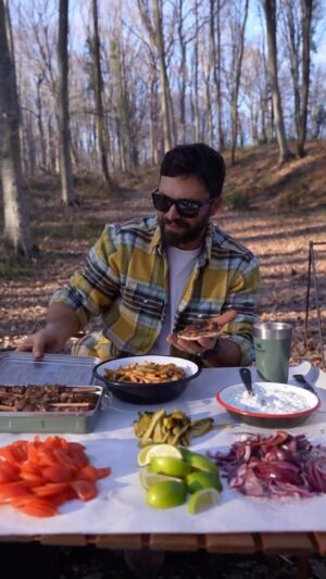 İlker Kızmaz Instagram - Selanik’te yiyip kendimizden geçtiğimiz çok basit ama lezzetli bir yemeği ormanda denedik..
Asıl mevzu da tortilla hamurlarını düzleştirmek için yaptığım press..Blr gün önce sabah 12 de başlayıp gece yarısı anca bitirdim..
Bi tık yavaş olduğum konusunda söylentiler var..Evet..
Ama yarışı kaplumbağanın kazandığı o muhteşem hikayeyi hatırlatmama gerek yok sanırım..
Uzun lafın kısası ; alın size Greek Souvlaki..Şiş Kebap yani..
Hadi buyur..

➖➖➖➖➖➖➖➖➖➖➖➖➖➖➖➖➖➖➖ 

Agent : @akaworkz 
Dir : @kckulbay 
Dop : @brakerdem 
Edit : @kurgucubeybi 
Set - Prod : @alitumay @celikguvenc