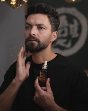 İlker Kızmaz Instagram - Önce sağlık! 
Cilt sağlığım da benim için çok önemli. 
Bu yüzden zorlu hava şartları ve yoğun set temposunda cildimi korumak için Advanced Night Repair'in mucizevi formülüne güveniyorum. 
7 etkili Advanced Night Repair Serum'la hem cildimi dış etkenlerden koruyorum, hem de hiç yaşlanmıyorum kıpssss 
#1Serum7MucizeviEtki
 @esteelauderturkiye
#işbirliği