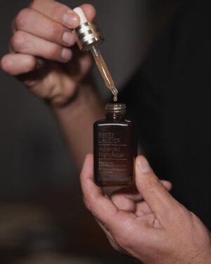 İlker Kızmaz Instagram - Önce sağlık! 
Cilt sağlığım da benim için çok önemli. 
Bu yüzden zorlu hava şartları ve yoğun set temposunda cildimi korumak için Advanced Night Repair'in mucizevi formülüne güveniyorum. 
7 etkili Advanced Night Repair Serum'la hem cildimi dış etkenlerden koruyorum, hem de hiç yaşlanmıyorum kıpssss 
#1Serum7MucizeviEtki
 @esteelauderturkiye
#işbirliği