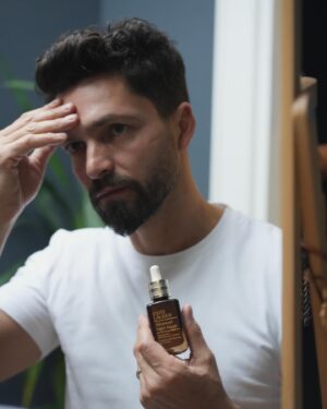 İlker Kızmaz Instagram - Önce sağlık! 
Cilt sağlığım da benim için çok önemli. 
Bu yüzden zorlu hava şartları ve yoğun set temposunda cildimi korumak için Advanced Night Repair'in mucizevi formülüne güveniyorum. 
7 etkili Advanced Night Repair Serum'la hem cildimi dış etkenlerden koruyorum, hem de hiç yaşlanmıyorum kıpssss 
#1Serum7MucizeviEtki
 @esteelauderturkiye
#işbirliği