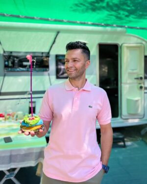 İlker Kızmaz Instagram - Kızım babalar günü için bana çok güzel bir pasta yapmış..Aslı da durur mu ??Benim için çok güzel bir @lacoste Polo t-shirt’ün koluna nakışla Naz yazdırmış..Bu Babalar Günü’nde de timsah bize eşlik ediyor..🐊Babalar günümüz kutlu olsun.. @lacoste #işbirliği
