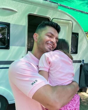 İlker Kızmaz Instagram - Kızım babalar günü için bana çok güzel bir pasta yapmış..Aslı da durur mu ??Benim için çok güzel bir @lacoste Polo t-shirt’ün koluna nakışla Naz yazdırmış..Bu Babalar Günü’nde de timsah bize eşlik ediyor..🐊Babalar günümüz kutlu olsun.. @lacoste #işbirliği