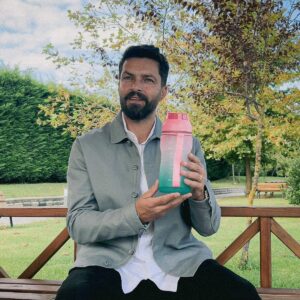 İlker Kızmaz Instagram - Efendim şu elimde görmüş olduğunuz termosun bir büyüğünü Eşim birey henüz sipariş etmiş,geldi..Haliyle biri büyük olmak üzere bizde iki tane var..Neden bunun bir büyüğünü daha edindiğimiz konusunda en ufak bir fikrim yok..
Ama su iyi bir şey..”Su için su içirin”diyeyim de belki bi faydam dokunur..
Evet @aslitkizmaz neden termos ??
Hatta neden daha büyük termos??