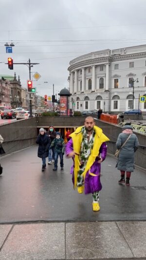 Ilya Polyanskiy Instagram - Очень обидно, когда инвертированный вор подкидывает тебе в карман кошелёк с инвертированными деньгами 🥲🤷‍♂️
Ведь получается чем этих инвертированных денег у тебя будет больше, тем больше тебе придётся ходить потом на работу, чтобы от них избавиться 🥲🤝
Вместе с @kuznecovsky 👨🏻❤️
#wat #нежданчик #сюрпризмужу #tenet #довод #мистика