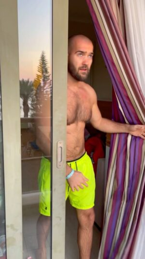 Ilya Polyanskiy Instagram - Айфон со своими передовыми технологиями 🤖🍏 помогает мне пережить разлуку с Петербургом ❤️
#петербург #айфон13 #технологии #дождик
