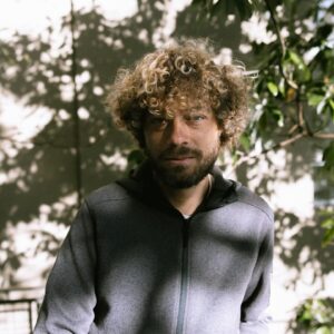Ilya Varlamov Instagram - На днях посетил прекрасный город Алматы. Особенно хорош он летом! Зеленый, город очень интеллигентный и гостеприимный. Главное, быть готовым к московским пробкам и к обманчивому качеству воздуха.

Но сейчас я хотел рассказать не о проблемах города, а о незаметном герое из аэропорта Алматы! Из-за травмы, я летаю сейчас с сопровождением. Это значит, что меня встречают с инвалидной коляской и помогают выйти из аэропорта. За последние недели я изучил качество сервиса в аэропортах Рима, Дубая, Амстердама, Тель-Авива, Ташкента и Алматы! И Казахстан в этом списке занимает первое место (Тель-Авив последнее)!

Прилетал я в Алматы глубокой ночью в новый терминал. Открыли его всего неделю назад и многое недоделали. Встречал меня у самолета молодой парень по имени Нариман. Он ловко закинул все мое барахлишко мне же на колени и мы поехали. Нариман был невероятно гостеприимным, несмотря на глубокую ночь! Первое испытание ждало нас сразу при выходе из телетрапа — лифт не работал! Мы какое-то время пытались его расшевелить, но, видимо, лифту еще не прикрутили мозги, и ехать он отказывался. Смутило ли это Наримана? Нет! Он как снежный барс схватил все мои вещи и помчался по лестнице наверх! Кажется, он был готов и меня взять на руки и поднять, но я кое-как справился самостоятельно. Следующее испытание настигло нас на втором лифте. Он работал, но ударил Наримана током. Мой сопровождающий вскрикнул, но, к счастью, удар был не сильным. Любой другой человек бросил бы меня, плюнул бы на такую работу и ушел бы домой спать, но не Нариман! Он все также мужественно катил меня на коляске, не взирая на боль от удара и трудности с лестницами. 

И уже в самом конце, когда мы прошли все контроли, Нариман был готов сопровождать меня дальше и помочь сесть в такси! Это не входило в его обязанности, он не знал, кто я, он просто был добрым человеком и хотел помочь незнакомцу. Ни в одной стране я не встречал такого роскошного сервиса!

Вот так, один неравнодушный сотрудник аэропорта сгладил впечатление от недоделок. Выражаю ему искреннюю благодарность за помощь и, надеюсь, руководство выделит ему премию и путевку в санаторий, чтобы человек отдохнул!