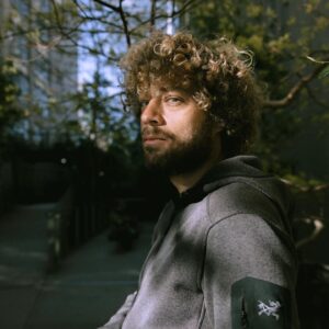 Ilya Varlamov Instagram - На днях посетил прекрасный город Алматы. Особенно хорош он летом! Зеленый, город очень интеллигентный и гостеприимный. Главное, быть готовым к московским пробкам и к обманчивому качеству воздуха.

Но сейчас я хотел рассказать не о проблемах города, а о незаметном герое из аэропорта Алматы! Из-за травмы, я летаю сейчас с сопровождением. Это значит, что меня встречают с инвалидной коляской и помогают выйти из аэропорта. За последние недели я изучил качество сервиса в аэропортах Рима, Дубая, Амстердама, Тель-Авива, Ташкента и Алматы! И Казахстан в этом списке занимает первое место (Тель-Авив последнее)!

Прилетал я в Алматы глубокой ночью в новый терминал. Открыли его всего неделю назад и многое недоделали. Встречал меня у самолета молодой парень по имени Нариман. Он ловко закинул все мое барахлишко мне же на колени и мы поехали. Нариман был невероятно гостеприимным, несмотря на глубокую ночь! Первое испытание ждало нас сразу при выходе из телетрапа — лифт не работал! Мы какое-то время пытались его расшевелить, но, видимо, лифту еще не прикрутили мозги, и ехать он отказывался. Смутило ли это Наримана? Нет! Он как снежный барс схватил все мои вещи и помчался по лестнице наверх! Кажется, он был готов и меня взять на руки и поднять, но я кое-как справился самостоятельно. Следующее испытание настигло нас на втором лифте. Он работал, но ударил Наримана током. Мой сопровождающий вскрикнул, но, к счастью, удар был не сильным. Любой другой человек бросил бы меня, плюнул бы на такую работу и ушел бы домой спать, но не Нариман! Он все также мужественно катил меня на коляске, не взирая на боль от удара и трудности с лестницами. 

И уже в самом конце, когда мы прошли все контроли, Нариман был готов сопровождать меня дальше и помочь сесть в такси! Это не входило в его обязанности, он не знал, кто я, он просто был добрым человеком и хотел помочь незнакомцу. Ни в одной стране я не встречал такого роскошного сервиса!

Вот так, один неравнодушный сотрудник аэропорта сгладил впечатление от недоделок. Выражаю ему искреннюю благодарность за помощь и, надеюсь, руководство выделит ему премию и путевку в санаторий, чтобы человек отдохнул!