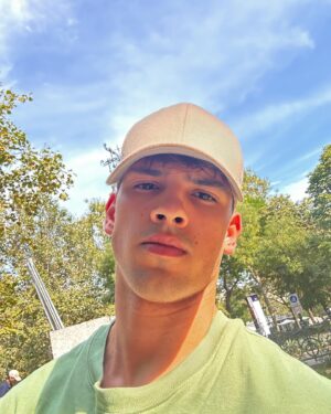 Ilyes Raoul Instagram - Way too hot here 🥲