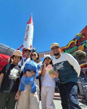 Imam Darto Instagram - Mabok Theme Parkkkk.. 3 hari berturut-turut ke Taman Bermain dan Belanja. Babak belurrrr.. ya dengkul, ya kaki, ya punggung, dompet apalagi. Tapi begitu liat krucil2 ini segitu senengnya liat Mickey Mouse (padahal dalam hati tau isinya mas-mas bule lagi cemberut karena kepanasan) semua itu terbayar tuntassss!!!

Ah lagi2 rejeki istri dan anak2ku bagus sekali, bapak cuma nebeng dan nemenin. Jalan2 keliling dunia terus yaaa, bapak ikuuuut!!!