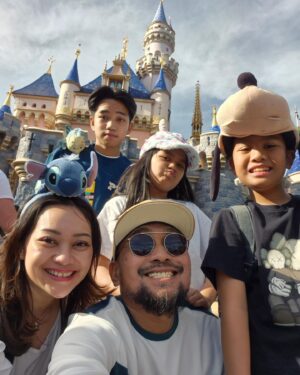 Imam Darto Instagram - Mabok Theme Parkkkk.. 3 hari berturut-turut ke Taman Bermain dan Belanja. Babak belurrrr.. ya dengkul, ya kaki, ya punggung, dompet apalagi. Tapi begitu liat krucil2 ini segitu senengnya liat Mickey Mouse (padahal dalam hati tau isinya mas-mas bule lagi cemberut karena kepanasan) semua itu terbayar tuntassss!!!

Ah lagi2 rejeki istri dan anak2ku bagus sekali, bapak cuma nebeng dan nemenin. Jalan2 keliling dunia terus yaaa, bapak ikuuuut!!!