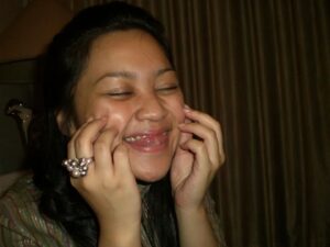 Imam Darto Instagram - 2007. Masih pacaran sama bunda @tika.hendarto

Duuuh mau aja gadis Pondok Indah sama mas-mas dari Bekasi.. gue sekharismatik itu berarti ya. Pake pelet juga engga...

Suka heran.

Kayaknya karena tatapan maut gue di slide terakhir...
