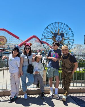 Imam Darto Instagram - Mabok Theme Parkkkk.. 3 hari berturut-turut ke Taman Bermain dan Belanja. Babak belurrrr.. ya dengkul, ya kaki, ya punggung, dompet apalagi. Tapi begitu liat krucil2 ini segitu senengnya liat Mickey Mouse (padahal dalam hati tau isinya mas-mas bule lagi cemberut karena kepanasan) semua itu terbayar tuntassss!!!

Ah lagi2 rejeki istri dan anak2ku bagus sekali, bapak cuma nebeng dan nemenin. Jalan2 keliling dunia terus yaaa, bapak ikuuuut!!!