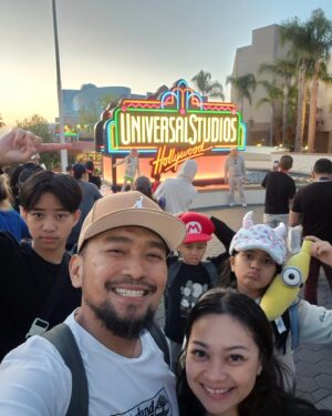 Imam Darto Instagram - Mabok Theme Parkkkk.. 3 hari berturut-turut ke Taman Bermain dan Belanja. Babak belurrrr.. ya dengkul, ya kaki, ya punggung, dompet apalagi. Tapi begitu liat krucil2 ini segitu senengnya liat Mickey Mouse (padahal dalam hati tau isinya mas-mas bule lagi cemberut karena kepanasan) semua itu terbayar tuntassss!!!

Ah lagi2 rejeki istri dan anak2ku bagus sekali, bapak cuma nebeng dan nemenin. Jalan2 keliling dunia terus yaaa, bapak ikuuuut!!!