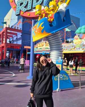Imam Darto Instagram - Mabok Theme Parkkkk.. 3 hari berturut-turut ke Taman Bermain dan Belanja. Babak belurrrr.. ya dengkul, ya kaki, ya punggung, dompet apalagi. Tapi begitu liat krucil2 ini segitu senengnya liat Mickey Mouse (padahal dalam hati tau isinya mas-mas bule lagi cemberut karena kepanasan) semua itu terbayar tuntassss!!!

Ah lagi2 rejeki istri dan anak2ku bagus sekali, bapak cuma nebeng dan nemenin. Jalan2 keliling dunia terus yaaa, bapak ikuuuut!!!