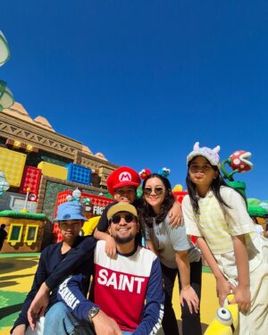 Imam Darto Instagram - Mabok Theme Parkkkk.. 3 hari berturut-turut ke Taman Bermain dan Belanja. Babak belurrrr.. ya dengkul, ya kaki, ya punggung, dompet apalagi. Tapi begitu liat krucil2 ini segitu senengnya liat Mickey Mouse (padahal dalam hati tau isinya mas-mas bule lagi cemberut karena kepanasan) semua itu terbayar tuntassss!!!

Ah lagi2 rejeki istri dan anak2ku bagus sekali, bapak cuma nebeng dan nemenin. Jalan2 keliling dunia terus yaaa, bapak ikuuuut!!!
