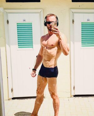 Immanuel Casto Instagram - La spiaggia è sempre stata la mia definizione di inferno: la luce, il caldo, il vento, la sabbia, l’acqua salata (ma lì basta non entrare), la folla, il rumore, le orribili creme solari e, causa vincoli sociali o logistici, la generale impossibilità ad andarmene al bisogno.

Però il mare mi è sempre piaciuto. Da guardare e ascoltare. Penso infatti che le città di mare abbiano qualcosa in più (o per lo meno su di me hanno l’effetto di migliorare il tono dell’umore). 

Quest’anno invece ho sentito proprio il desiderio di andare in spiaggia, ma alle mie condizioni: resto massimo due ore (quindi con un amico disponibile ad adattarsi), passeggio da solo in riva al mare, con occhiali da sole  e cuffie antiruomore. E comunque la crema solare non la metto 😂 quella sensazione tra l’unto e l’appiccicoso mi fa venire i brividi solo a pensarci e preferisco di gran lunga scottarmi.

Infine credo che questo desiderio nasca anche dal fatto che sono molto più contento del mio corpo e ho piacere a stare spogliato (in particolare l’attività fisica a petto nudo è un altro mondo), così come a notare gli sguardi verso di me. (Naturalmente il fatto che io prima mi facessi problemi a spogliarmi, avendo comunque un corpo conforme che nessuno si sarebbe permesso di criticare, è indicativo dell’assurdità di certi condizionamenti).