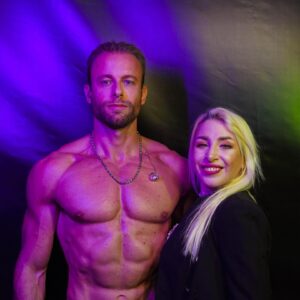 Immanuel Casto Instagram - A quasi un anno esatto dal suo debutto, si è concluso al @padovapridevillage l’INSEGNAMI LA VITA TOUR.

Manuel: 
Questo tour congiunto con @rominafalconi è stato indubbiamente una delle esperienze artistiche più belle della mia vita, che mi ha permesso di sperimentare ed espormi, nello spazio sicuro della finzione artistica, in modi che non credevo possibili e ai quali non riuscirò più a rinunciare. Grazie per avermelo permesso. Inoltre, come vedete dalle foto, ho deciso di protestare contro il cambiamento climatico risparmiando sui costumi. Tutto il resto lo dice meglio Romina nel commento qui sotto.

Romina: 
Quando ho appreso di avere l'opportunità di andare in tour con il mio socio e migliore amico, sapevo già che avrei vissuto dei momenti incredibili, momenti che mi porterò dietro per tutta la vita. 
Questo tour da una stagione è durato un anno, ed è grazie al pubblico se abbiamo avuto la possibilità di metterci a nudo, di studiare maniacalmente tutte le formule che poi abbiamo creato, dai club ai teatri, passando per i festival e i pride.
Quella complicità, quelle risate, i nostri repertori e caratteri diversi, che tuttavia si sposano da dio sul palco, sono stati il più bel regalo di quest'anno per me.
Grazie @immanuelcasto , per te ci sarò sempre e so che tu ci sarai. 

Alla fine, il ringraziamento va a @freaknchic , in particolare a Jacopo Levantaci.
Ai Disumani: @mobnello  @nikk_savinelli e @keen80 .
Ai signori del mixer: Giorgio Nesci, Riccardo Demarosi, Filippo Stanzani.
A Rocca, alla Gaga Symphony. A @lorenzobosio per averci regalato la migliore conclusione di tour potessimo desiderare.
Ma il grazie più grande è per voi, che ci avete amato così tanto da farci stravolgere i piani ❤️

Foto di @therealunicorngram , @stenox79 @instanite_official
@phlarized @istrionicaustica @nicklo_bb (sule foto il singolo tag)