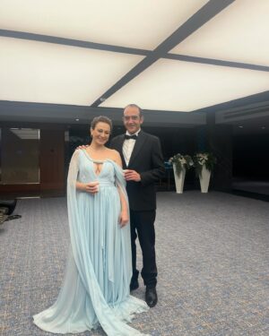 İncinur Daşdemir Instagram - İsmiyle müsemma bir yolculuktun bana. Hayatıma tesadüfen açılan bu kapıdan mutlulukla geçebildiğim için; şimdi bu vedayı, beraber güldüğümüz bütün o anları düşünerek içim burulmadan yapabildiğim için şükran duyuyorum. ‘şahane hayatım’