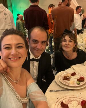 İncinur Daşdemir Instagram - İsmiyle müsemma bir yolculuktun bana. Hayatıma tesadüfen açılan bu kapıdan mutlulukla geçebildiğim için; şimdi bu vedayı, beraber güldüğümüz bütün o anları düşünerek içim burulmadan yapabildiğim için şükran duyuyorum. ‘şahane hayatım’