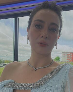 İncinur Daşdemir Instagram - İsmiyle müsemma bir yolculuktun bana. Hayatıma tesadüfen açılan bu kapıdan mutlulukla geçebildiğim için; şimdi bu vedayı, beraber güldüğümüz bütün o anları düşünerek içim burulmadan yapabildiğim için şükran duyuyorum. ‘şahane hayatım’