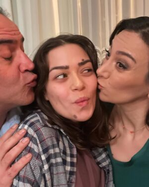 İncinur Daşdemir Instagram - İsmiyle müsemma bir yolculuktun bana. Hayatıma tesadüfen açılan bu kapıdan mutlulukla geçebildiğim için; şimdi bu vedayı, beraber güldüğümüz bütün o anları düşünerek içim burulmadan yapabildiğim için şükran duyuyorum. ‘şahane hayatım’