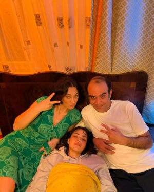 İncinur Daşdemir Instagram - İsmiyle müsemma bir yolculuktun bana. Hayatıma tesadüfen açılan bu kapıdan mutlulukla geçebildiğim için; şimdi bu vedayı, beraber güldüğümüz bütün o anları düşünerek içim burulmadan yapabildiğim için şükran duyuyorum. ‘şahane hayatım’