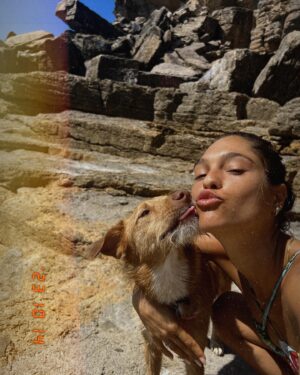 Índia Branquinho Instagram - Just passing by to say I am out of the den after being MIA for a while - so here’s a little throwback to that amazing last day of summer.
Spot the common denominator 👑