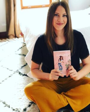 India Desjardins Instagram - C’est aujourd’hui que sort le tome 9 des aventures d’Aurélie Laflamme, Voler de ses propres ailes! 
J’ai tripé à retrouver ce personnage que j’adore. Et j’ai été tout aussi triste de la quitter que lorsque j’ai fini le tome 8 en 2011. Si jamais j’ai une autre bonne idée dans quelques années, j’en écrirai un autre, mais oui entre temps, elle me manquera!
Je suis vraiment excitée de renouer avec les lecteurs/lectrices de la première heure et d’en rencontrer des nouveaux!
J’espère que ce nouveau volet de ses aventures vous plaira!
Vous m’en donnerez des nouvelles!
La couverture du livre est de @missjojo76 
La maison d’édition est @leseditionsdelhomme 
Merci à @boutiquemodeco pour les vêtements et couleurs d’automne! 🍁🍂
P.S. Pour les lecteurs/lectrices de la France, le livre sort demain chez vous et je vous en parle demain promis avec la couverture et tout!
#aurelielaflamme #aurélielaflamme