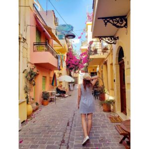 India Desjardins Instagram - Ma ruelle préférée à Chania 🌸🌸🌸🌸🌸🌸🌸 (Et petite robe qui se fond dans le décor @boutiquemodeco ) .
.
.
.
#chania #chaniaoldtown #crete #ruelle #alley #modeco #boutiquemodeco #ambassadrice #designerquebecois
