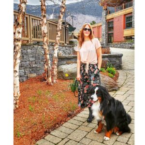 India Desjardins Instagram - Merci @boutiquemodeco pour le beau kit @annie.50 ! 🌸🌼🌷🌻(Par contre je dois avouer que c’est Gustav qui attire tous les regards! 🐶😂)
.
.
.
.
.
.
.
.
#boutiquemodeco #ambassadrice #stowevermont #vermont #bouvierbernois #bernesemountaindogs #latergram