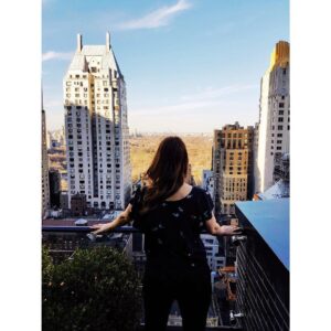 India Desjardins Instagram - Les oiseaux sont sur la blouse, la blouse est sur la fille, la fille est sur le toit, le toit est à New York... 🎼🦅👚👩🏻‍💻🏙
Merci à @boutiquemodeco pour mon p’tit look printannier! .
.
.
.
#newyork #boutiquemodeco #modeco #shopping #printemps #rooftop #ambassadrice