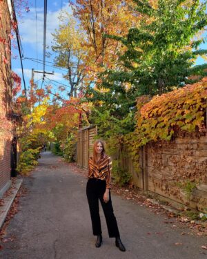 India Desjardins Instagram - Vive l’automne, les ruelles, le retour du corduroy et les high five avec mon complice canin! 🍂
.
.
Merci @boutiquemodeco 🍁
.
.
.
.
#automne #fall #ruelle #alley #bernesemountaindogs #bouvierbernois #ambassadrice #achatlocal #boutiquemodeco #corduroy #highfive