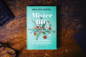 India Desjardins Instagram - En librairie maintenant 🌷
.
Je casse les oreilles de mon entourage avec ce sujet depuis des années alors j’ai mené une enquête pour aller au bout de mes questionnements et approfondir mes réflexions:

Dans Sex and the City, est-ce que la relation entre Mister Big et Carrie présentait les traits de la violence psychologique ?
.
Aussi, je retrace mon parcours des comédies romantiques qui m’ont marquée (allant de Pretty Woman à Cendrillon en passant par Grease) et je me demande si les modèles qu’on nous présente comme romantiques le sont vraiment et s’ils peuvent avoir une incidence sur nos vies et sur notre perception de l’amour.
.
.
Pour les personnes qui n’ont pas vu Sex and the City, pas grave et pas besoin: je raconte les tribulations de Carrie comme si elle était une amie. Parce que Carrie est un peu mon amie... et elle a été un peu beaucoup moi aussi.
.
P.S. Je suis pour la liberté de création et également pour une réflexion sur ce qu’on présente comme modèles en fiction. 🏳️

.
.
.
REMERCIEMENTS: @marilysehamelin , journaliste, autrice et femme extraordinaire qui m’a énormément aidée à la recherche et à placer mes idées; @sdompierre mon ami de longue date avec qui je travaillais pour la première fois comme éditeur et de qui je vais avoir du mal à me passer; zelyse.a ma complice de toujours à la révision qui allait vérifier des affaires... sur ses DVD! ; Nathalie Caron et Eliane Berdat pour cette magnifique couverture; Caroline Fortin et toute l’équipe de @quebecamerique .
Je remercie aussi Joane Turgeon, psychologue et chercheuse spécialisée dans les problématiques de violence conjugale qui a pris le temps de m’enseigner plein de choses. 
Ainsi que plusieurs autres guest stars, dont Arlette Cousture, @laurentturcot , Geneviève Lefebvre, @patrickroyviva , Janette Bertrand, @alain__farah , David Leblanc et @claudia_larochelle . 🌷
.
.
.
#sexandthecity #MisterBig #indiadesjardins #amourstoxiques #comédiesromantiques #violencepsychologique #manipulation #jelisbleu #essai